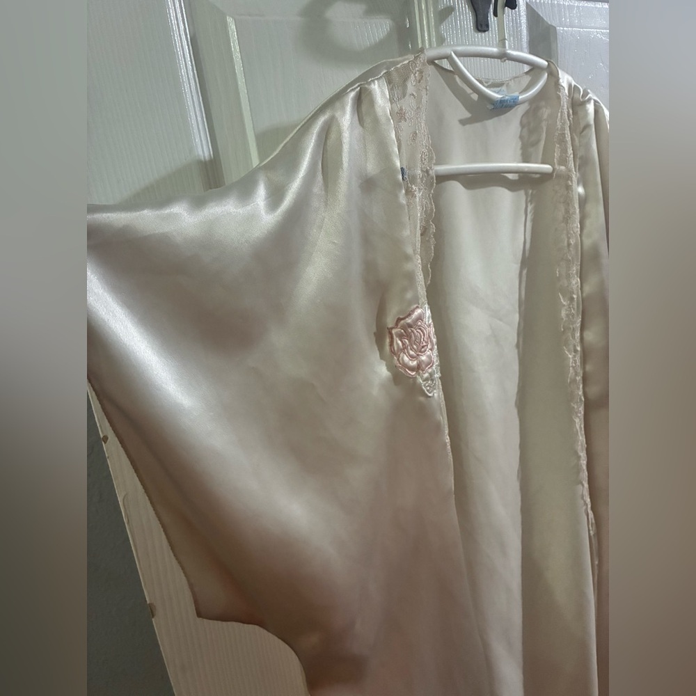 Vintage Women’s Medium Satin Robe - Picture 4 of 10
